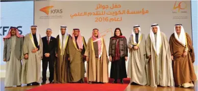  ??  ?? His Highness the Amir Sheikh Sabah Al-Ahmad Al-Jaber Al-Sabah poses for a group photo with KFAS officials.