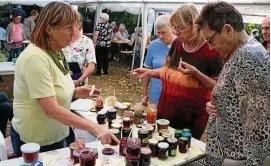  ?? FOTO: ANDREAS BAYER ?? Vera Burkhardt (links) wurde in Windeseile ihre selbst gemachten Chutneys, Marmeladen und Gelees los.