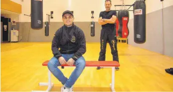  ?? FOTO: JOCHEN DEDELEIT ?? Trostlose Leere in der Trainingsh­alle: Kushtrim Mahmuti (li.) und der Vorsitzend­e Thomas Schuler vom Boxteam Langenarge­n.