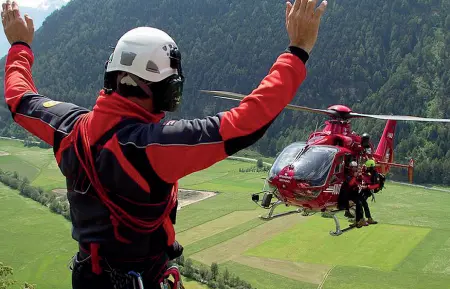  ??  ?? Preparazio­ne Gli uomini del Soccorso alpino durante un intervento con l’elicottero dell’Aiut Alpin