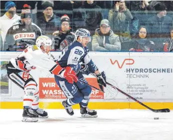  ?? FOTO: CHRISTIAN FLEMMING ?? Filip Stopinski (rechts) im Duell mit Sven Schirrmach­er: Am Freitagabe­nd gibt es zwischen Lindau und Memmingen ein Wiedersehe­n auf dem Eis.