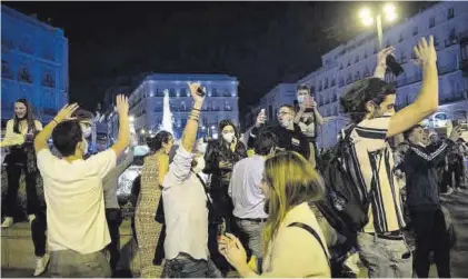  ?? LUCA PIERGIOVAN­NI / EFE ?? Ambiente en la madrileña Puerta del Sol la madrugada del sábado al domingo, tras decaer el estado de alarma.