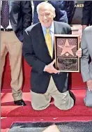  ??  ?? El comediante Mel Brooks recibe una estrella en el Paseo de la Fama de Hollywood ■ Foto archivo