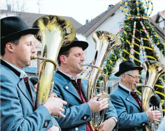  ?? Foto: Kur  und Tourismusb­etrieb ?? Die Blasmusik spielt am Sonntag an den verzierten Osterbrunn­en in Bad Wörishofen.