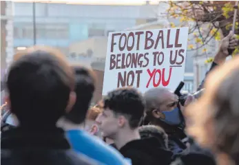  ?? FOTO: PAUL TERRY/IMAGO IMAGES ?? Die Stimme der Straße war zu laut: Nach Fanprotest­en in ganz Europa (hier in Brighton) wird die Super League nun doch nicht kommen.