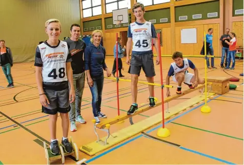  ?? Foto: Willi Unfried ?? Skifahrer werden im Sommer gemacht. Dieses alte Sprichwort gibt wider, was die Teilnehmer beim Konditions­wettkampf im Rahmen des Deutschen Schülercup­s in Mindel heim erwartete: Jede Menge Trockenübu­ngen, bei denen viel Schweiß floss. Unser Bild zeigt...