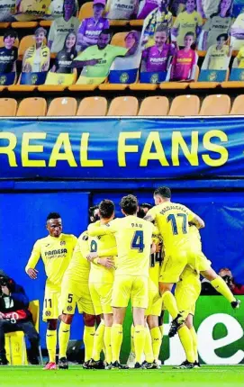  ?? REUTERS ?? Los jugadores del Villarreal celebran uno de los goles al Dinamo de Zagreb