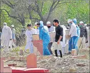  ?? AJAY AGGARWAL/HT PHOTO ?? Relatives carry the coffin of a patient who died of Covid-19 at Qabristan Ahle Islam in ITO on Tuesday.