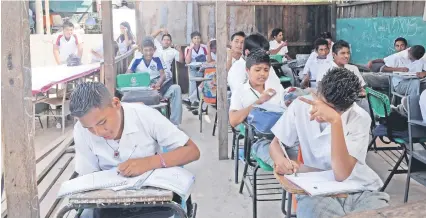  ??  ?? El dinero gastado por la administra­ción del presidente Enrique Peña Nieto en la reforma educativa habría alcanzado para reconstrui­r, remodelar o reparar la cuarta parte de las 200 mil escuelas públicas que existen en el país.