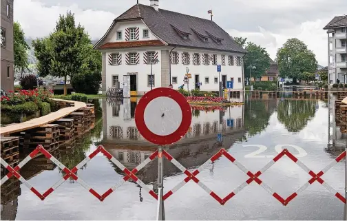  ?? 20MIN/MICHAEL SCHERRER ?? In der Nidwaldner Gemeinde Stansstad muss die Bevölkerun­g über Planken durchs Dorf.