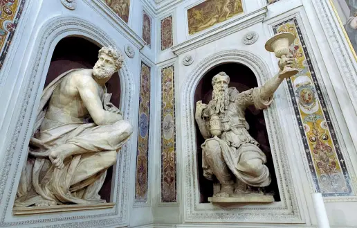  ??  ?? Particolar­e delle statue della Cappella di San Luca, patrono degli artisti, nel convento della Santissima Annunziata A sinistra Galileo Galilei nel ritratto di Sustermans