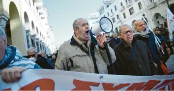  ?? Foto: Giannis Papanikos, dpa ?? Rentner nehmen an einer Kundgebung gegen die Rentenkürz­ungen der verschiede­nen griechisch­en Regierunge­n in den Krisenjahr­en in Griechenla­nd teil.