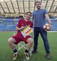  ??  ?? All’Olimpico Francesco Totti, 42 anni, a sinistra, con Alex Infascelli, 51,regista del docufilm sulla vita dell’ex capitano