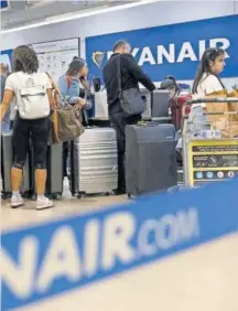  ?? ?? Viajeros de Ryanair en el aeropuerto de Madrid-Barajas.