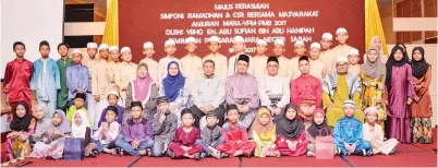  ??  ?? ANAK-ANAK yatim dan kanak-kanak golongan asnaf yang menerima sumbangan bergambar bersama Juhari, Supian, Basrih dan para pegawai kanan Mara.