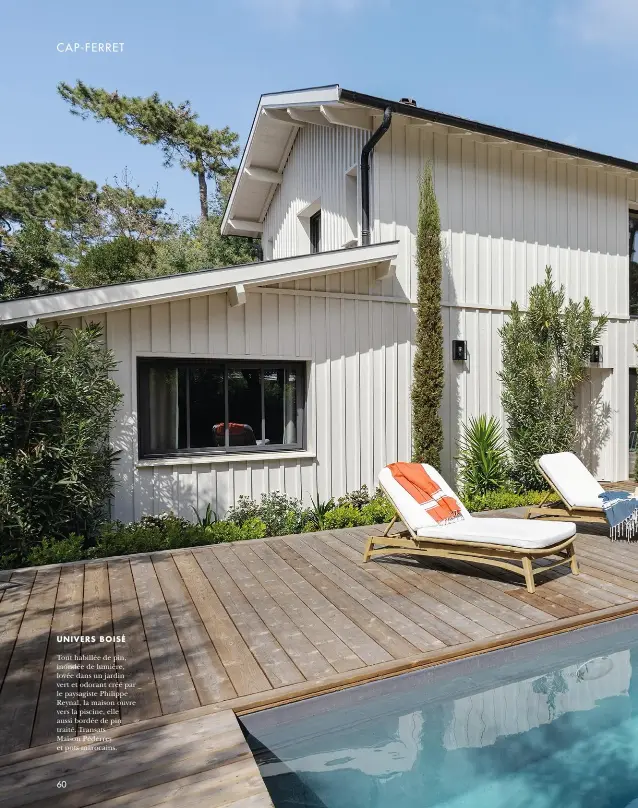  ??  ?? UNIVERS BOISÉ
Tout habillée de pin, inondée de lumière, lovée dans un jardin vert et odorant créé par le paysagiste Philippe Reynal, la maison ouvre vers la piscine, elle aussi bordée de pin traité. Transats Maison Péderrey et pots marocains.