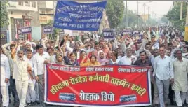  ?? MANOJ DHAKA/HT ?? Haryana Roadways workers and members of other employees' unions taking out a protest march in Rohtak on Friday.