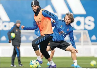  ?? REAL MADRID / EFE ?? Benzema y Modric, en el entrenamie­nto de ayer del Real Madrid en Valdebebas.