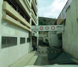  ??  ?? La struttura Una immagine dell’ingresso del grande parking multipiano di proprietà del Comune di Pozzuoli dove lavoravano i 10