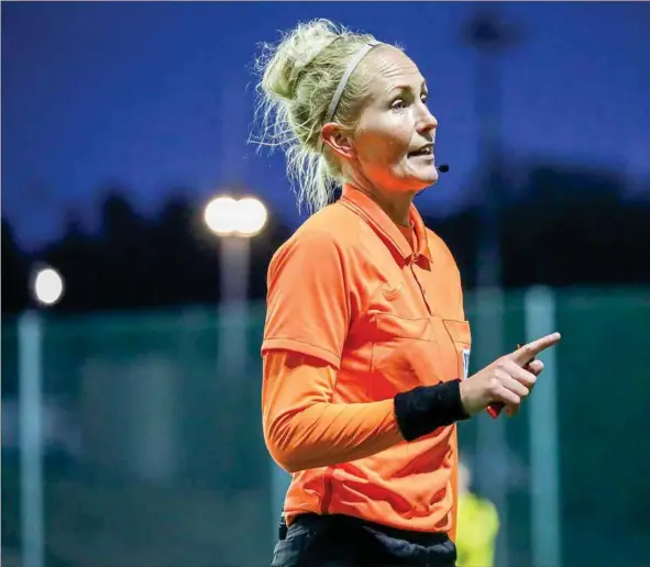  ?? ?? LINA LEHTOVAARA. Hoppas ännu få döma i herrarnas fotbollsli­ga någon dag.