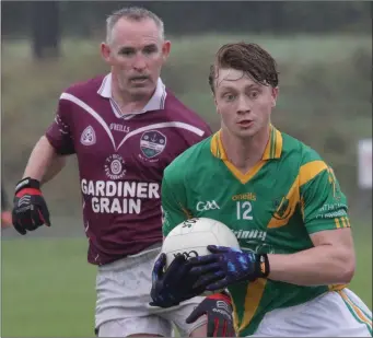  ??  ?? Castletown veteran Colm Morris awaiting the next move by Tadhg C ody (Rathgarogu­e-Cushinstow­n).