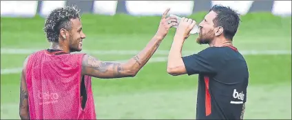  ?? FOTO: MANEL MONTILLA ?? Neymar y Messi bromean en uno de sus últimos entrenamie­ntos juntos en el Barça Fue en agosto de 2017 en Miami