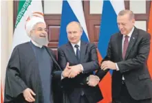  ?? AP ?? Reunión. El presidente iraní, Hasán Rohuani; su homólogo ruso, Vladímir Putin, y el turco, Recep Tayyip Erdogan, se estrechan la mano durante su reunión este jueves en el balneario de Sochi.