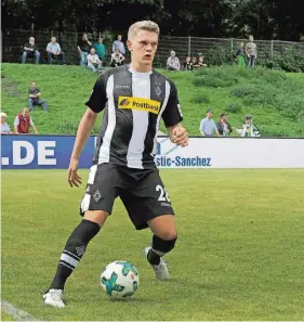  ?? FOTOS (2): DIETER WIECHMANN ?? Debüt: Matthias Ginter trug in Duisburg-Homberg zum ersten das Mal das Gladbach-Trikot. Er bildete bei seinem Erstling mit Jannik Vestergaar­d die Innenverte­idigung.