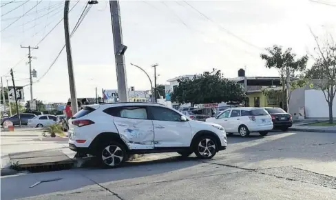  ?? FOTO: EL DEBATE ?? >La Tucson quedó parcialmen­te sobre la banqueta y en sentido contrario a la Rendón.