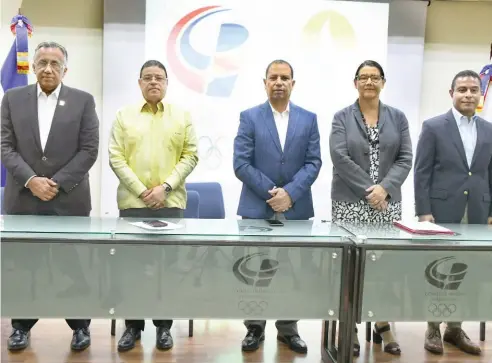  ?? FE ?? Desde la izquierda Luis Mejía Oviedo, Francisco Camacho, Garibaldy Bautista, Briggite Veynes y Miguel Camacho.