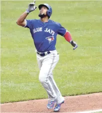  ?? AP ?? Teoscar Hernandez, de Toronto, realiza un gesto mientras corre hacia el plato luego de conectar un jonrón de dos carreras en la cuarta entrada del partido de ayer frente a los Mets de Nueva York.