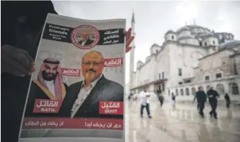  ?? AP ?? Turquía. Un hombre sostiene un cartel que muestra imágenes del príncipe heredero saudí¬ Muhammed bin Salman y del periodista Jamal Khashoggi, en el que se describe al prí¬ncipe como “asesino” y a Khashoggi como “mártir”.