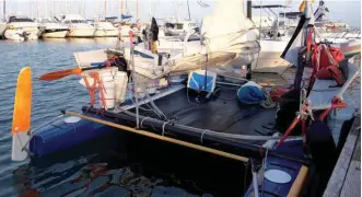  ??  ?? Per ridurre i costi, Andrea ha riempito gli scafi con 60 bottiglie di plastica vuote come riserva di galleggiam­ento, le terrazze le ho realizzate riciclando delle stecche di una vecchia randa.