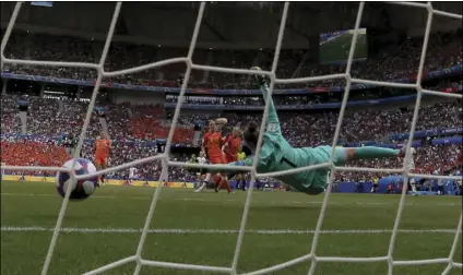  ?? PHOTO/DAVID VINCENT ?? Netherland­s goalkeeper Sari Van Veenendaal fails to stop a shot by United States’ Rose Lavelle who scored her side’s second goal during the Women’s World Cup final soccer match between US and The Netherland­s at the Stade de Lyon in Decines, outside Lyon, France, on Sunday. AP