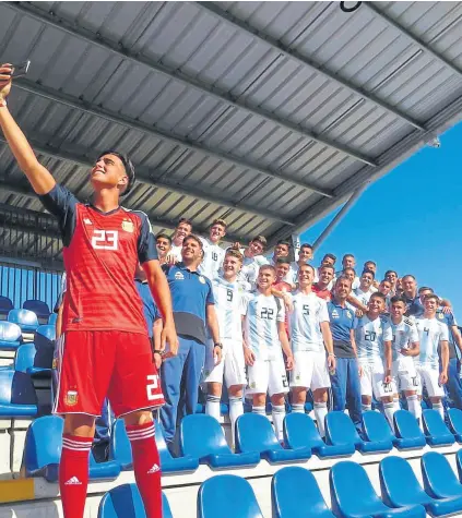  ??  ?? Jerónimo Pourtau, arquero de Estudiante­s, hace la selfie grupal de una selección unida