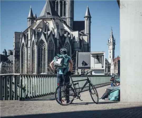  ?? © Jimmy Kets ?? Onder anderen wie voor een erkend deelplatfo­rm, zoals maaltijdle­verancier Deliveroo werkt, kan al twee jaar gebruikmak­en van het onbelast bijverdien­en.