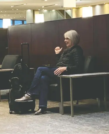  ?? @THANASIPAB / TWITTER ?? A photo of federal Health Minister Patty Hajdu at Toronto's Pearson Internatio­nal Airport not wearing a face mask was posted Sunday to Twitter.