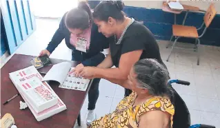  ?? FOTO: EL HERALDO ?? Tras ejercer el sufragio los hondureños firman el cuaderno de votación, que ahora será verificado con un aparato que se instalará en cada centro de votación, según el CNE.