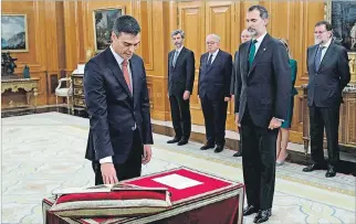  ?? FERNANDO ALVARADO / AFP ?? Acto. El líder del PSOE, Pedro Sánchez, promete como presidente ante Felipe VI, en el Palacio de la Zarzuela.