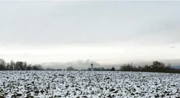  ?? Fotos (8): Ulrike Bosch ?? Die Kirchtürme von Bayersried (rechts) und Ursberg sind die nächsten Anlaufpunk­te unserer Wanderung zwischen Edenhausen und Ursberg.