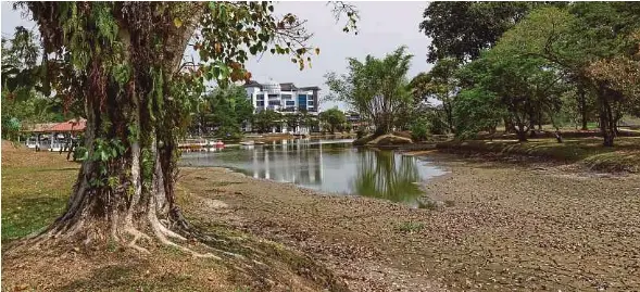  ?? (Foto BERNAMA) ?? Beberapa kawasan di Taman Tasik Taiping hampir kering kontang sehingga nampak dasar akibat cuaca panas.