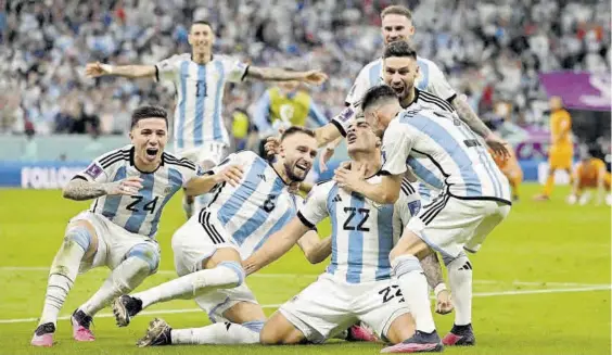  ?? // AFP ?? Argentina bordeó la tragedia pero terminó en éxtasis. Lautaro marcó el gol defeinitiv­o de la tanda de penaltis