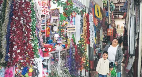  ??  ?? LOCALES. Los locatarios del mercado San Pablo ya tienen a la venta artículos navideños.