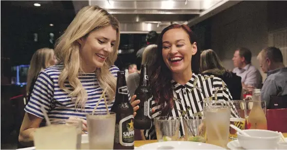  ?? BENJAMIN NORMAN / THE NEW YORK TIMES ?? Full-time YouTube personalit­ies Mamrie Hart, right, and Grace Helbig frolic at the bar of a Benihana restaurant in New York.