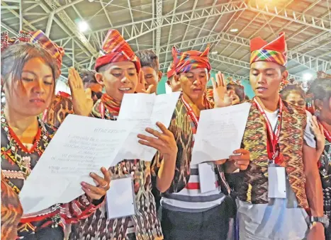  ?? MARIANNE L. SABERON-ABALAYAN ?? OATH. Participan­ts of the 2nd Indigenous Peoples Games take their oath of sportsmans­hip during the opening ceremonies held at the Lake Sebu Municipal Gym yesterday afternoon.