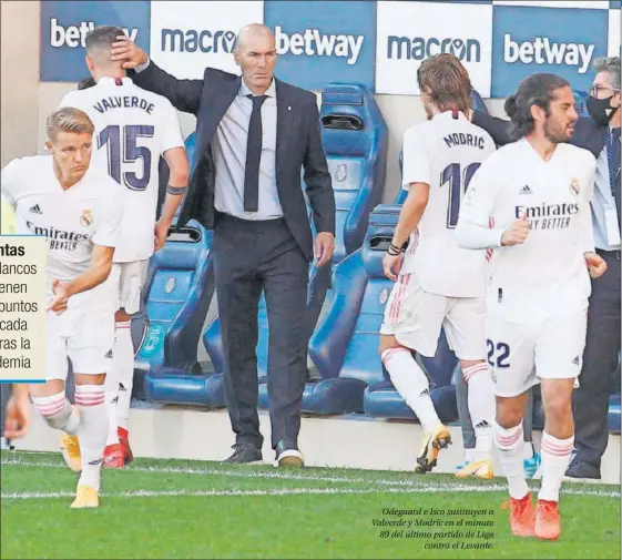  ??  ?? Odegaard e Isco sustituyen a Valverde y Modric en el minuto 89 del último partido de Liga contra el Levante.