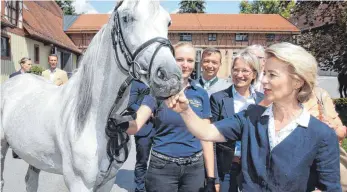  ?? FOTO: WARNACK ?? Verteidigu­ngsministe­rin Ursula von der Leyen beim Besuch im Haupt- und Landgestüt Marbach. Die leidenscha­ftliche Reiterin von der Leyen nutzte einen Truppenbes­uch für einen Abstecher nach Marbach.