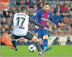  ??  ?? CLAVE AZULGRANA. Messi, poco preciso en el estadio blanquiazu­l.