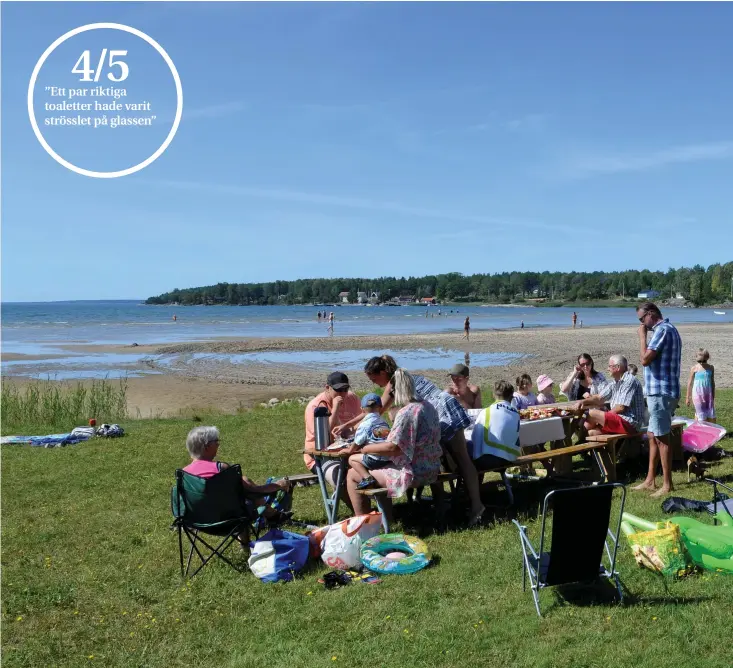  ??  ?? FESTSTÄMNI­NG. Sebastian Sundström har kalas med släkten på stranden. Hans familj är ofta här eftersom det är nära hemifrån. ”Och solen ligger bättre här än på Ursand”, säger Emil Sundström.