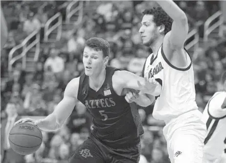  ?? TOM R. SMEDES AP ?? Aztecs forward Yanni Wetzell (5) tries to drive past Nevada forward Johncarlos Reyes during the second half. Wetzell had eight points.